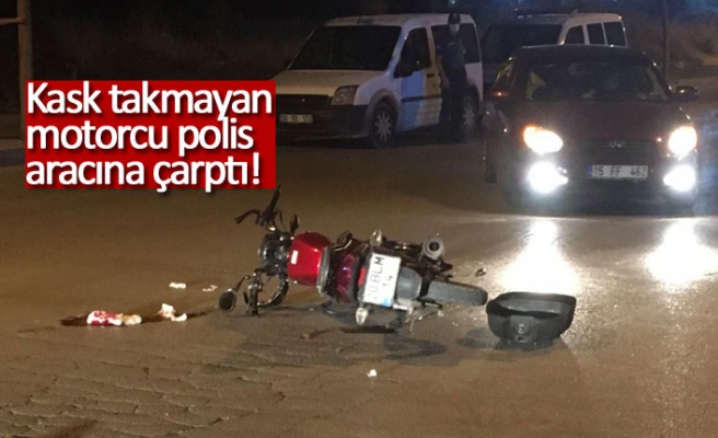 Kask takmayan motorcu polis aracına çarptı!