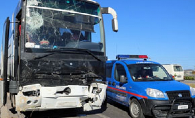 Otobüs çarptı otomobil ikiye bölündü 2 ölü