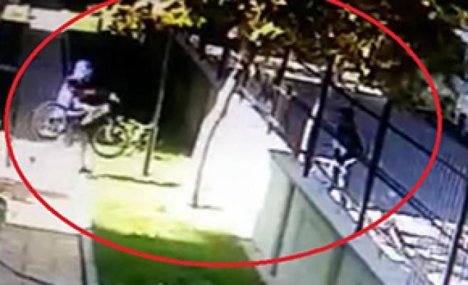 Bisiklet hırsızlığı güvenlik kamerasında