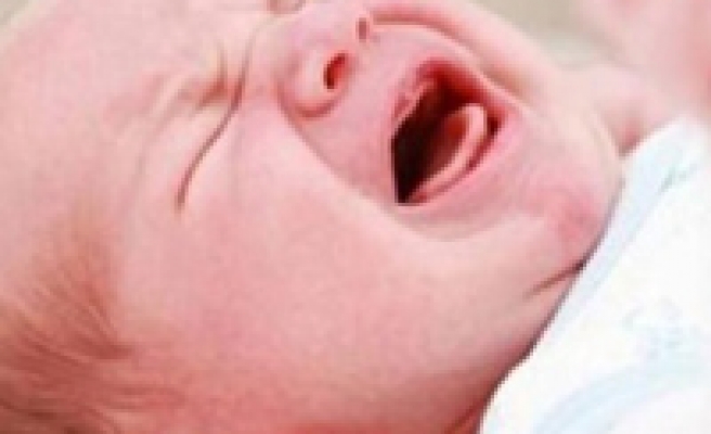 Bebeği sürekli ağlayan anne- babalar dikkat
