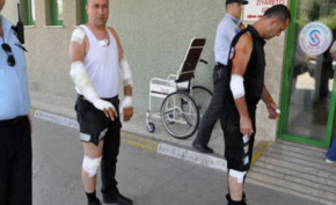 Denizli'de trafik polisine çarptı kaçtı