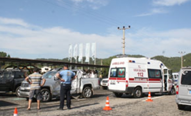 Bebek taşıyan ambulans ile kamyonet çarpıştı 4 yaralı