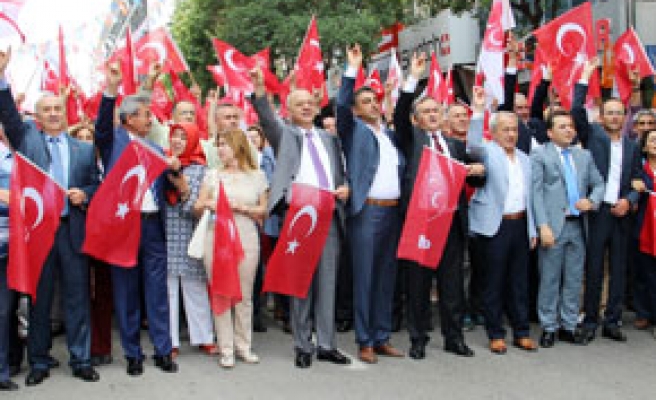 MHP’lilerden Ak Parti standına saldırı