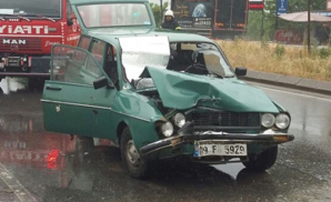 Direksiyon hakimiyetini kaybeden araç top arabasına çarptı: 1 ölü 4 yaralı
