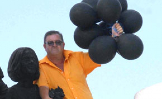 İngilizler 301 siyah balon uçurdu