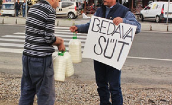Sütünün satamayan üreticisi bedava süt vererek protesto etti