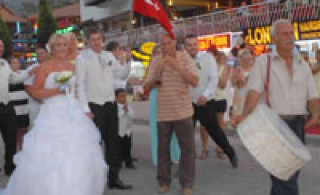 Turistlerden Türk Usulü düğün