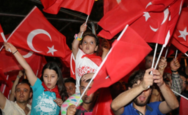 Pamukkale belediyesi 10 bin Türk bayrağı dağıttı
