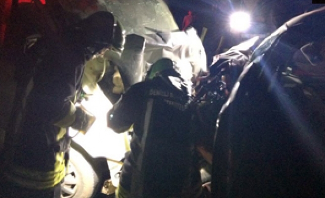 Çal'da trafik kazası 1 ölü 2 yaralı