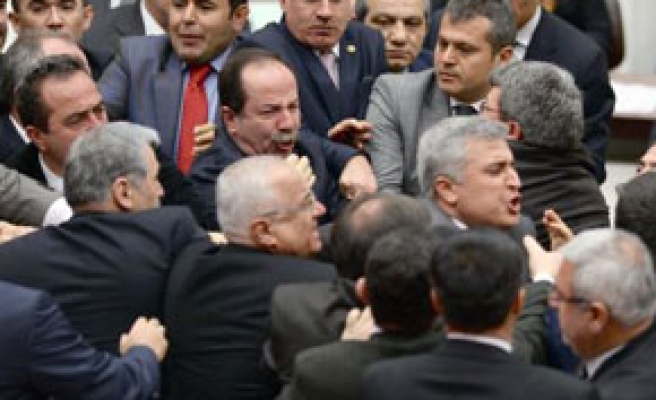 AK partili vekil CHP'li yöneticiyi yumrukladı
