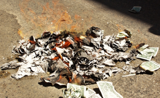 Müzisyenler sokak ortasında 5 bin doları yaktı