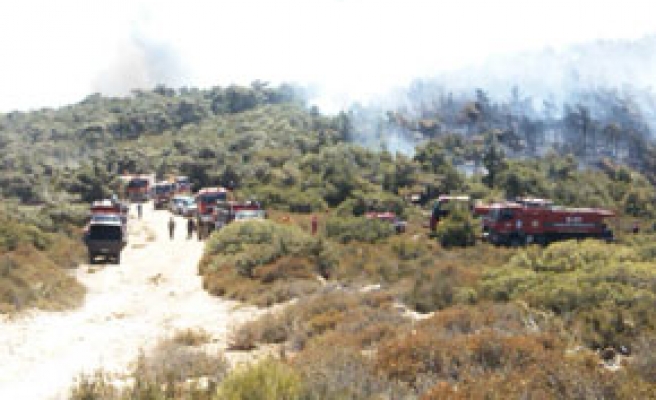 İzmir'de yangın söndürülemiyor