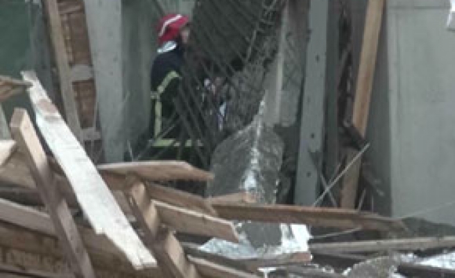 Beton dökülen bina çöktü: 4 yaralı