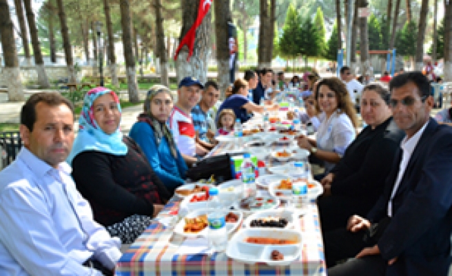 Başkan Özbaş 1 Mayıs’ı  belediye personeli ile kutladı