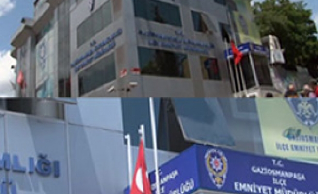 Polis Türk Bayrağını indirmeye çalışanı vurdu