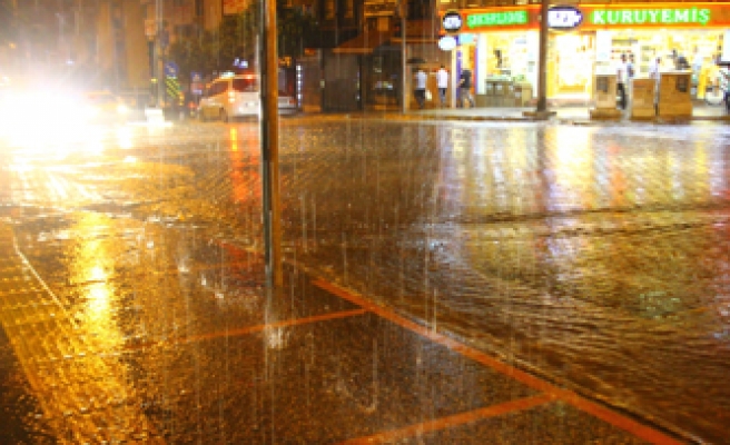 45 Yağmur İle Cadde Ve Sokaklar Dereye Döndü