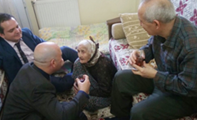 101 Yaşındaki Fatma nine’ye süpriz ziyaret
