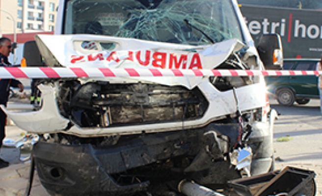 Ambulans ile ticari araç çarpıştı 7 yaralı