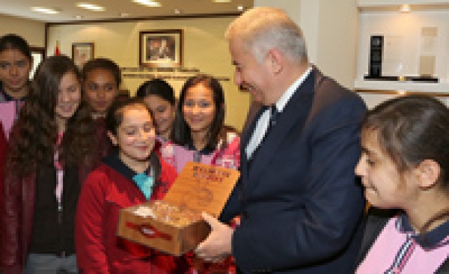 Serinhisarlı kız basketbol takımından Başkan Zolan'a ziyaret