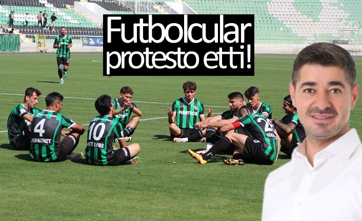 Futbolcular protesto etti!